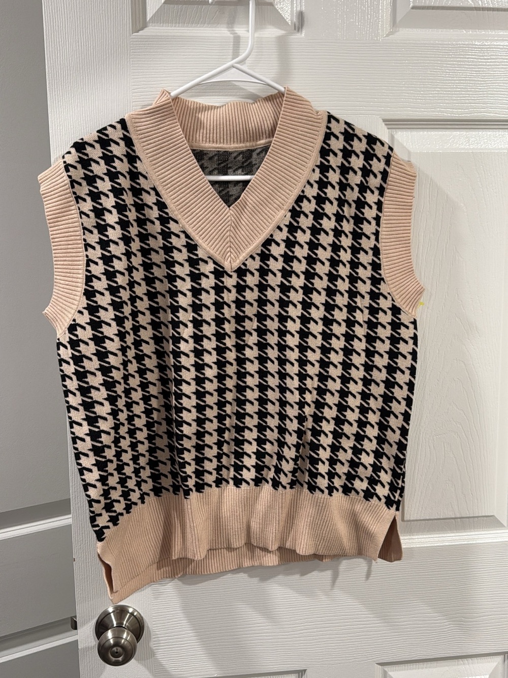 Women Houndstooth V-Neck Sweater Vest in Blush and Black